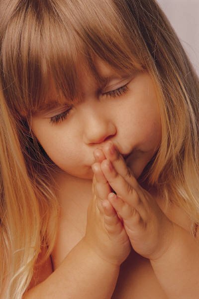little girl praying
