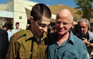 Gilad and Noam Schalit reuniting Photo: Reuters)