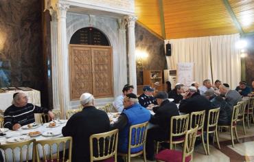 Turkish Jews eating breakfast in an Istanbul synagogue Photo: SAM SOKOL