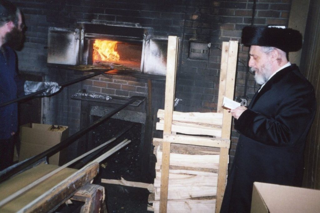 Liska Rebbe, Rav Tzvi Hersh Friedlander baking Erev Pesach Matazh